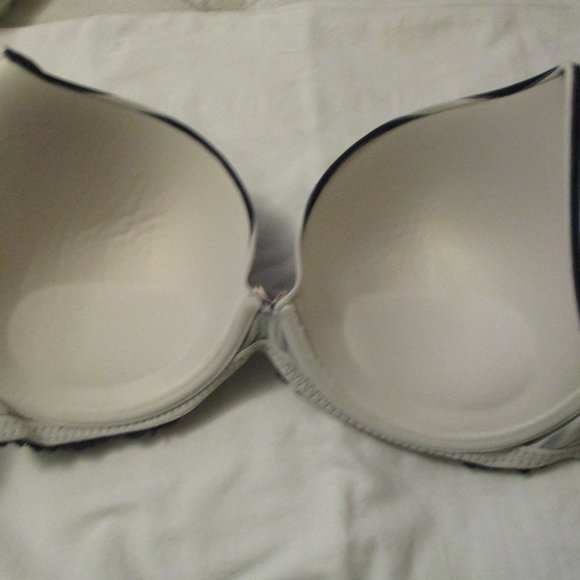 Womans Bra - Picture 2 of 3